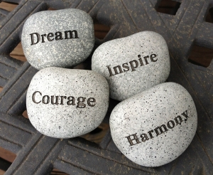 Dream Inspire Courage Harmonyと書かれた石
